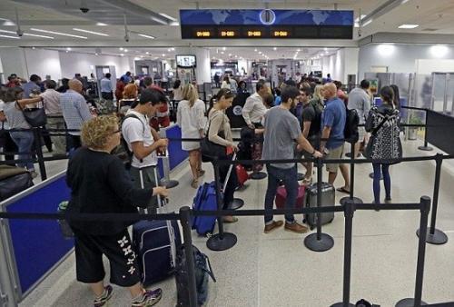 美新版移民限制令生效 签证和航空安全收紧