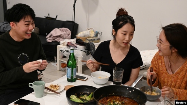 三名在悉尼大学读书的中国留学生在回国前聚餐