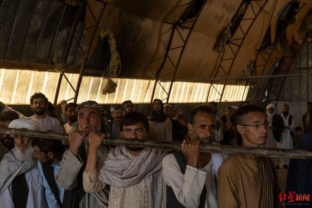 阿富汗人在世界粮食计划署的一个分发点等待领取粮食援助