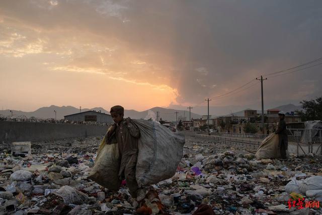 收集塑料瓶和其他垃圾出售回收，是如今阿富汗人为数不多的赚钱方式之一