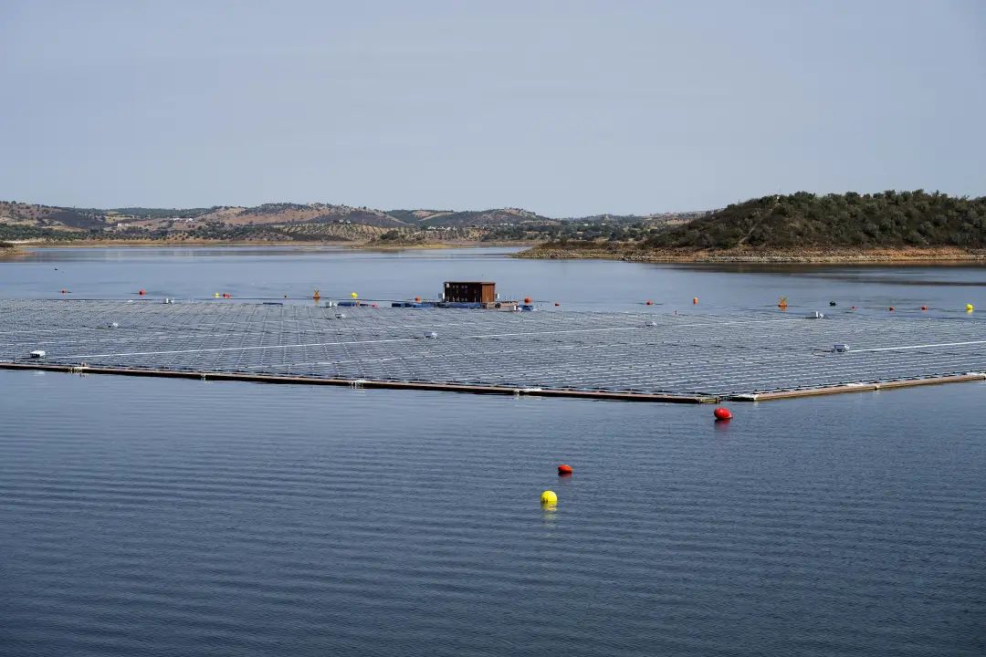 葡萄牙阿尔克瓦，浮动太阳能发电厂全景