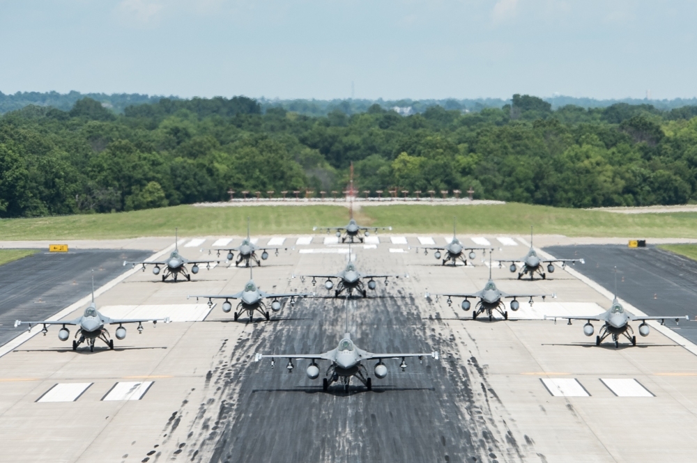 进行“大象走路”演训的美军F-16机队