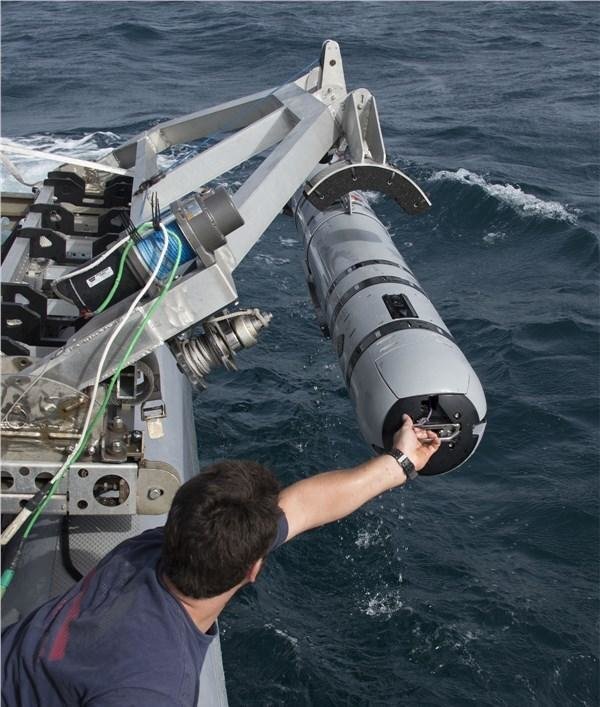 航行在水下的无人潜航器更难防御