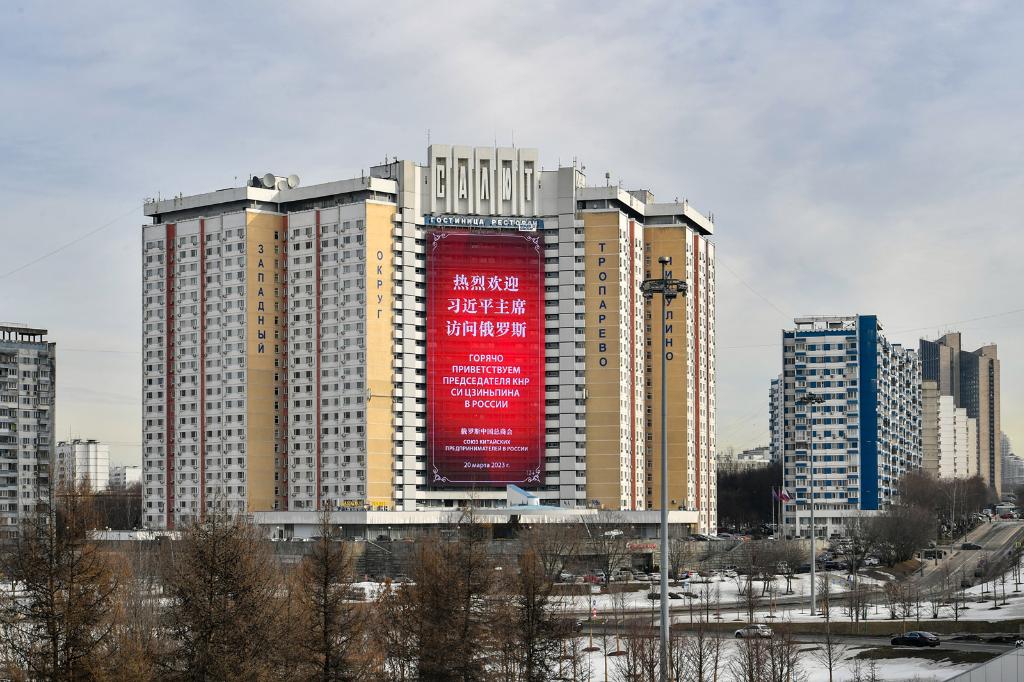 莫斯科市区内一处建筑亮起“中国红”大屏幕