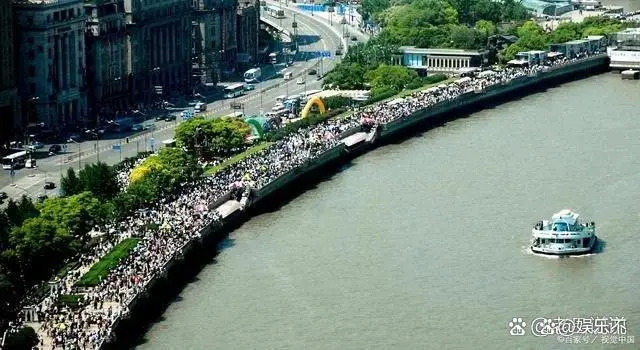 中秋国庆假期人山人海:外滩放眼望去人人人 中秋国庆假期人山人海:外滩放眼望去人人人