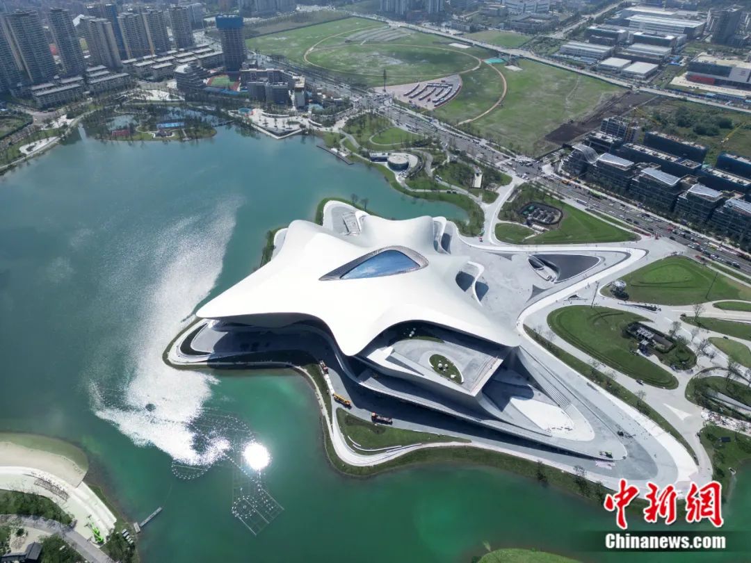 一座“星云”状的世界科幻大会主场馆，矗立在成都城西的菁蓉湖畔