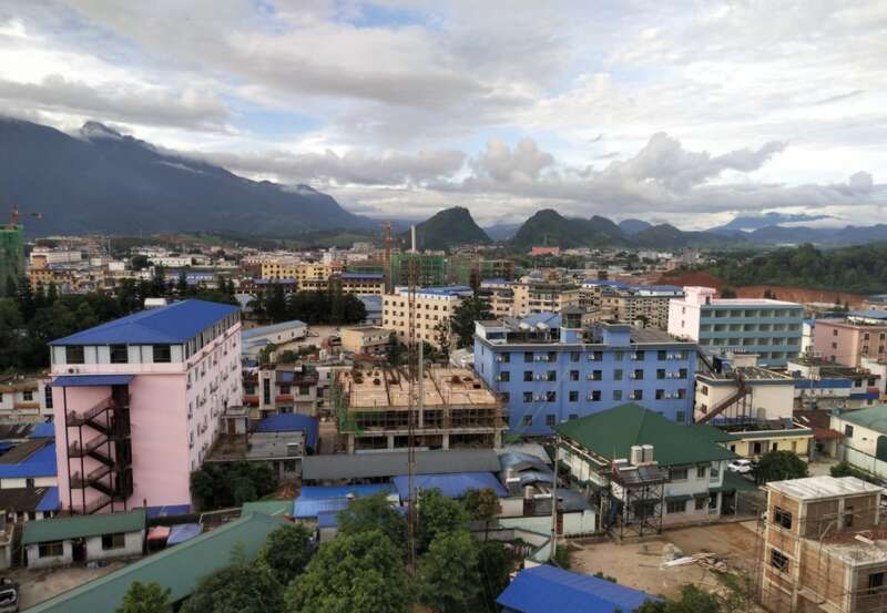 老街，原名“麻粟坝”，也就是傣语“最野蛮的地方”的意思
