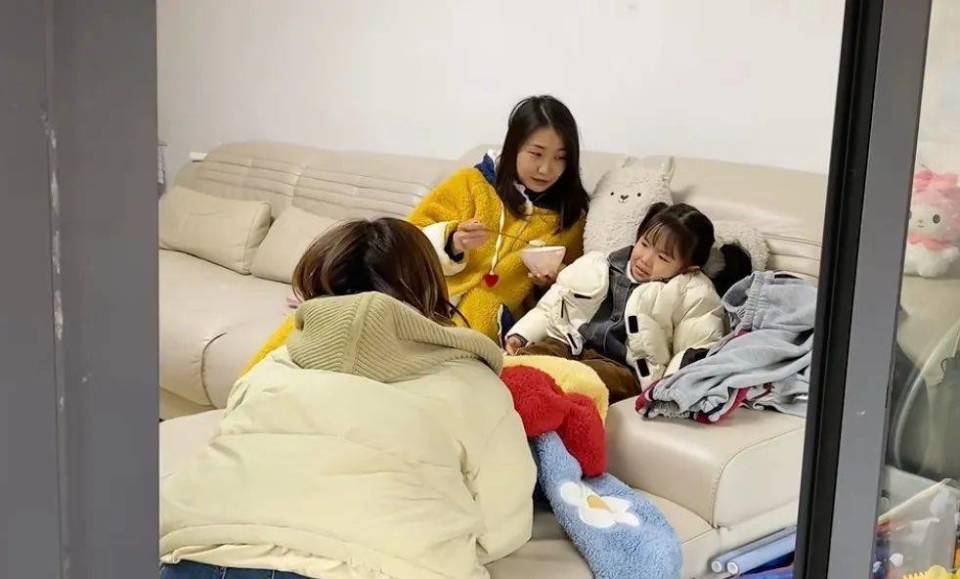 王洁女儿感染支原体 两位妈妈请假在家一起照顾 王洁女儿感染支原体 两位妈妈请假在家一起照顾