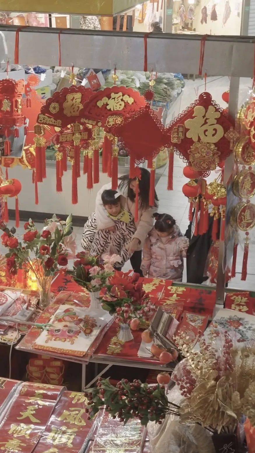 一家四口去菜市场买菜、置办年货 一家四口去菜市场买菜、置办年货