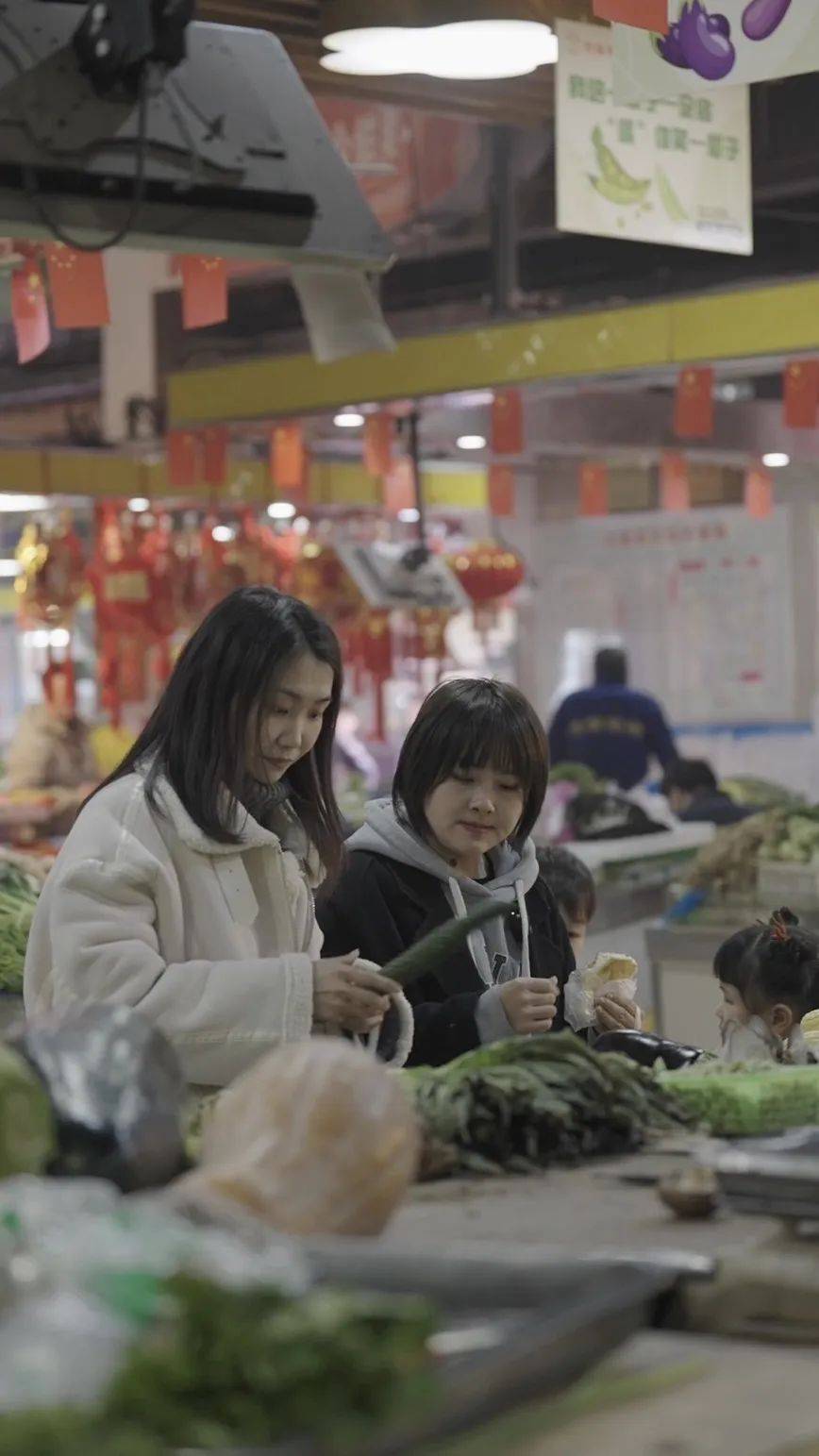 一家四口去菜市场买菜、置办年货 一家四口去菜市场买菜、置办年货