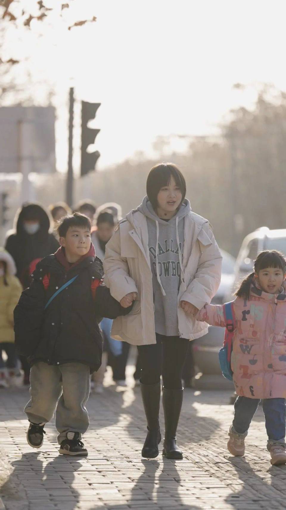 早上,王洁送两个孩子上学 早上,王洁送两个孩子上学