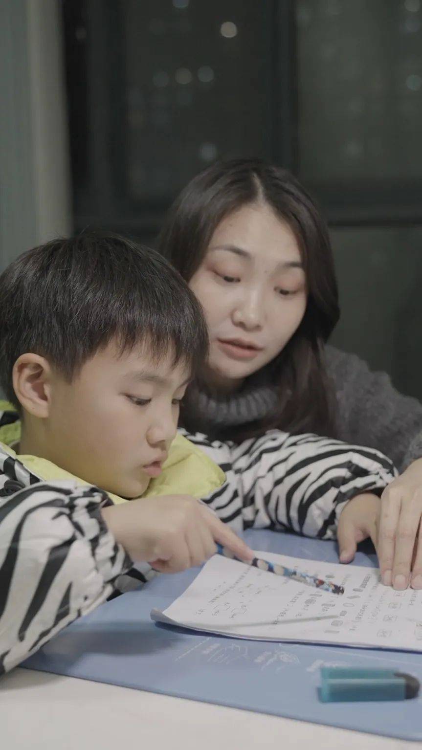 李欢比较严格,负责辅导作业 李欢比较严格,负责辅导作业