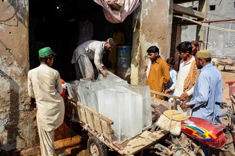 人们在信德省雅各布阿巴德的一家冰厂购买冰块解暑 人们在信德省雅各布阿巴德的一家冰厂购买冰块解暑