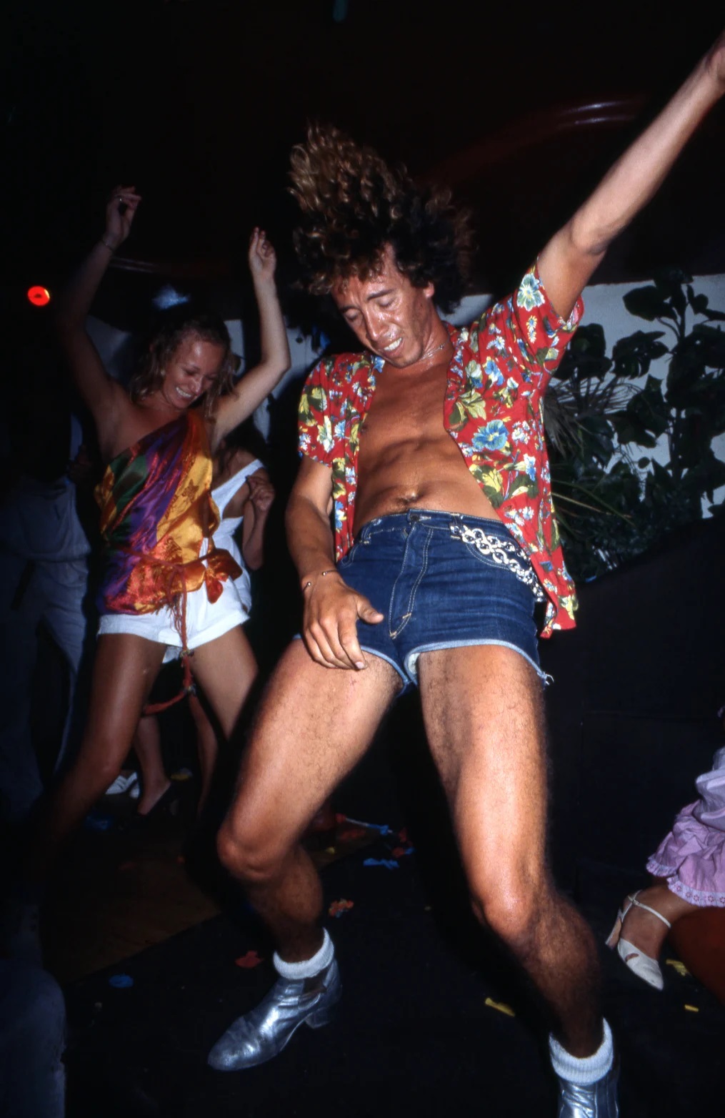 奥里奥尔·马斯蓬 (Oriol Maspon) 在这部关于西班牙岛的书中充斥着火热的夜总会场景 ... ... 奥里奥尔·马斯蓬 (Oriol Maspon) 在这部关于西班牙岛的书中充斥着火热的夜总会场景 ... ...