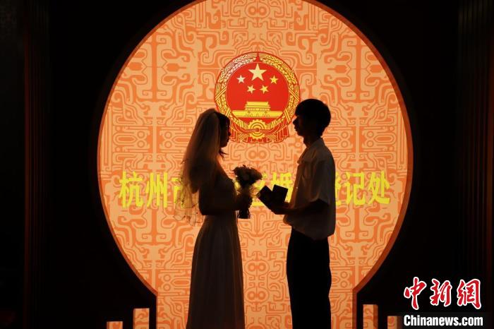 新人在杭州“最美婚登处”领证 新人在杭州“最美婚登处”领证