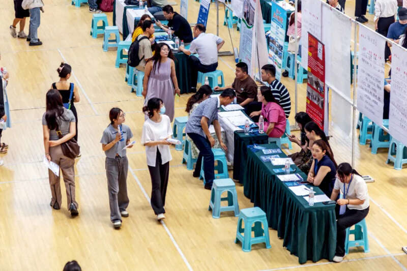 2024年5月24日,郑州大学内的一场校园招聘会 2024年5月24日,郑州大学内的一场校园招聘会