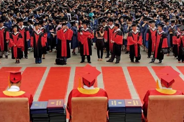南京一所大学毕业典礼上被授予学位的毕业生 南京一所大学毕业典礼上被授予学位的毕业生