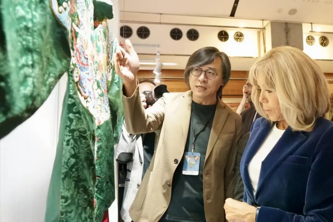 法国第一夫人到卢浮宫 打卡中国南京周主题展 法国第一夫人到卢浮宫 打卡中国南京周主题展