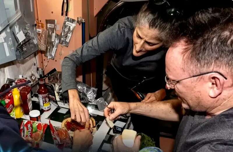 威廉斯(左)滞留期间看起来特别瘦 威廉斯(左)滞留期间看起来特别瘦