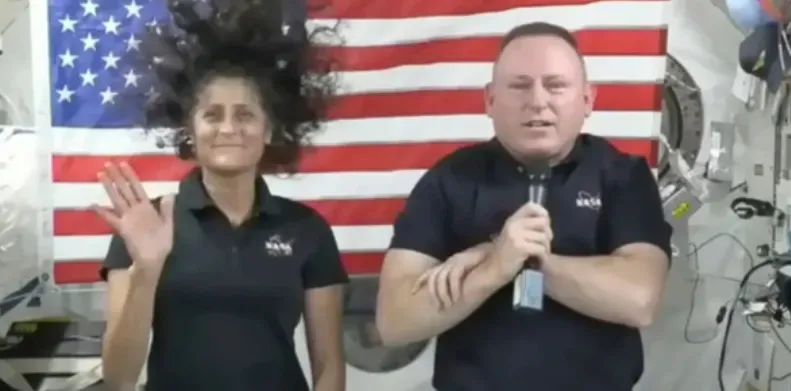 太空人威尔莫尔(右)和威廉斯原本计划在太空站待8天 太空人威尔莫尔(右)和威廉斯原本计划在太空站待8天