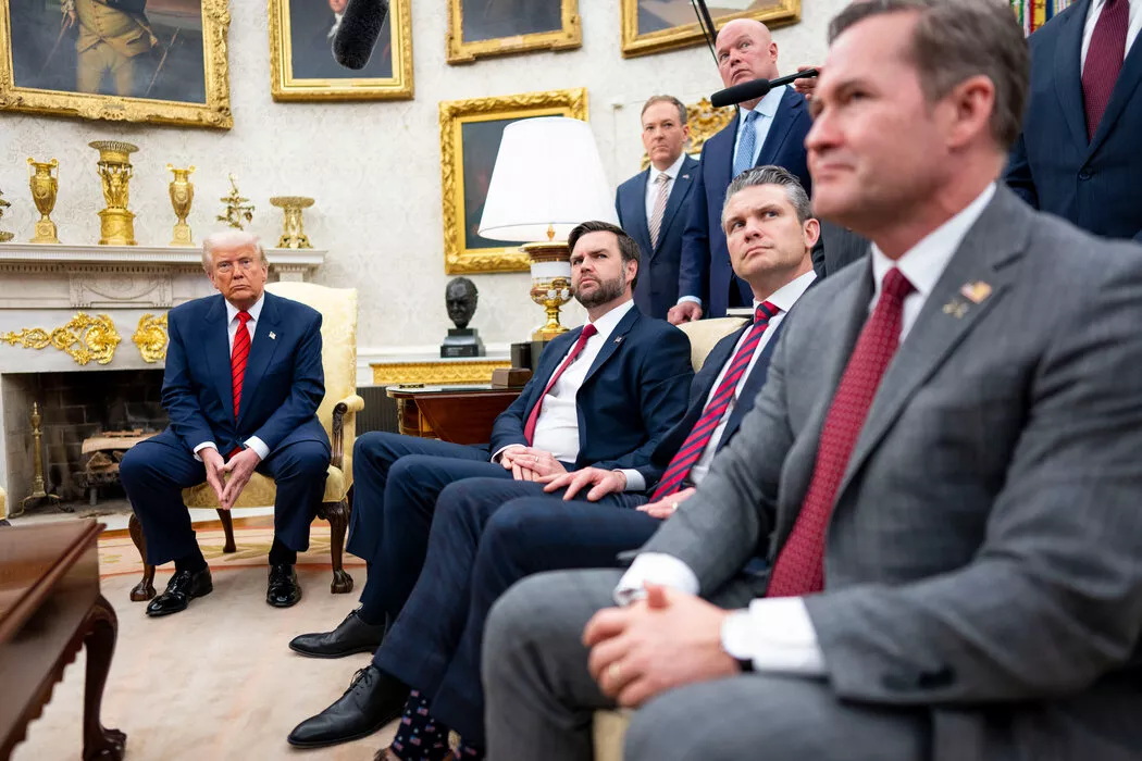 美国副总统万斯和国防部长皮特·海格塞斯在椭圆形办公室 美国副总统万斯和国防部长皮特·海格塞斯在椭圆形办公室