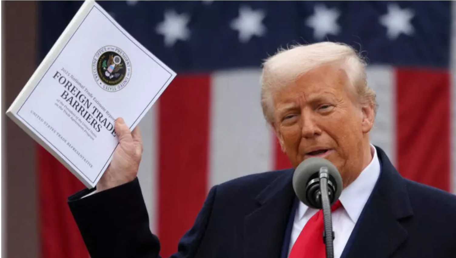 美国华盛顿，美国总统唐纳德-特朗普在白宫玫瑰园就关税问题发表讲话时手持一份 “对外贸易壁垒 ”文件 ...