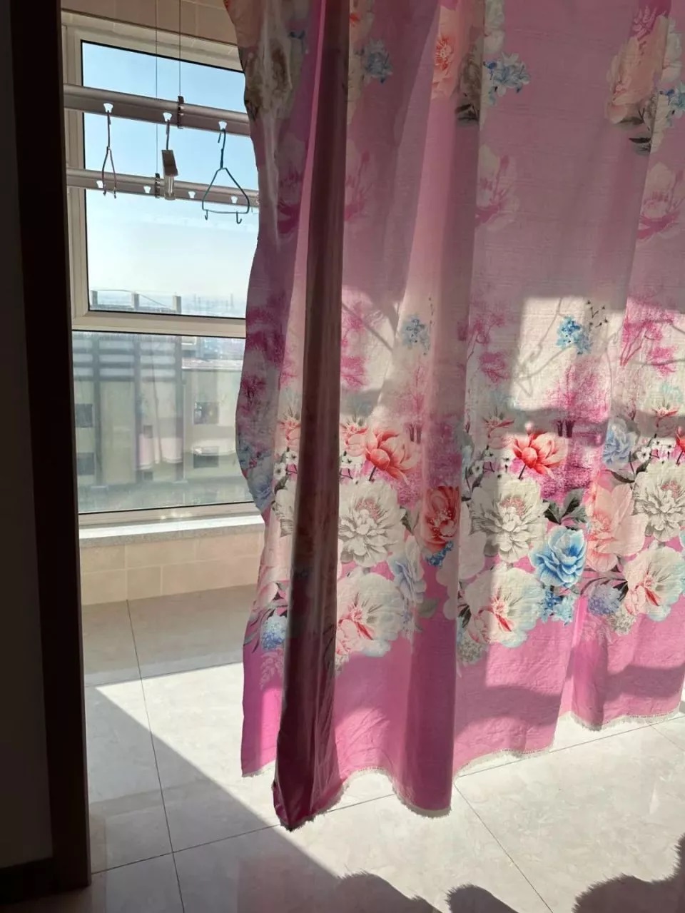 女生放火烧的窗帘，烧掉的部分已经被剪掉