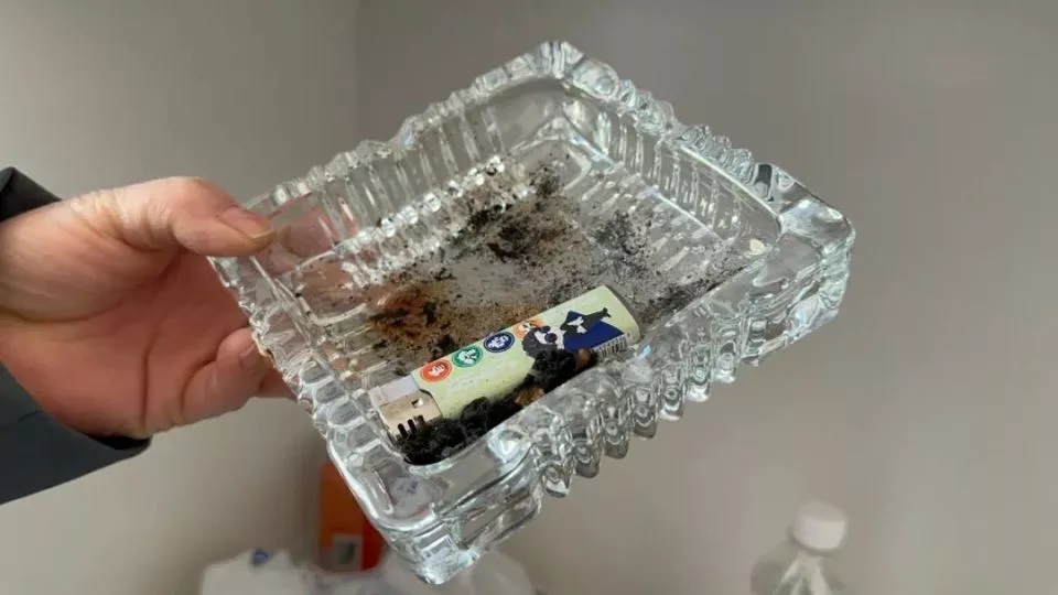 女生用来点燃纸团的烟灰缸