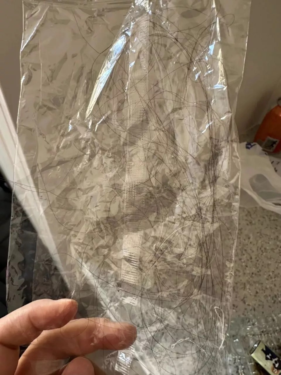 男方妈妈搜集的女生在新房留下的头发