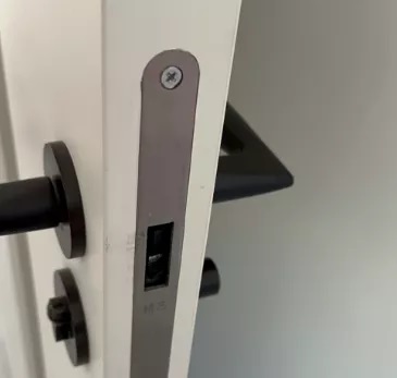 卧室的门锁已经坏了