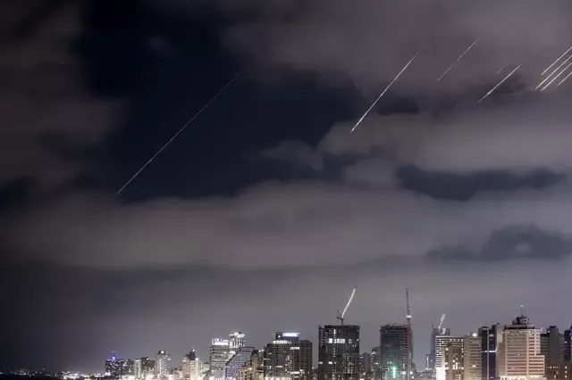 伊朗新一轮报复性攻击，一部分发射的弹道导弹出现在以色列特拉维夫上空