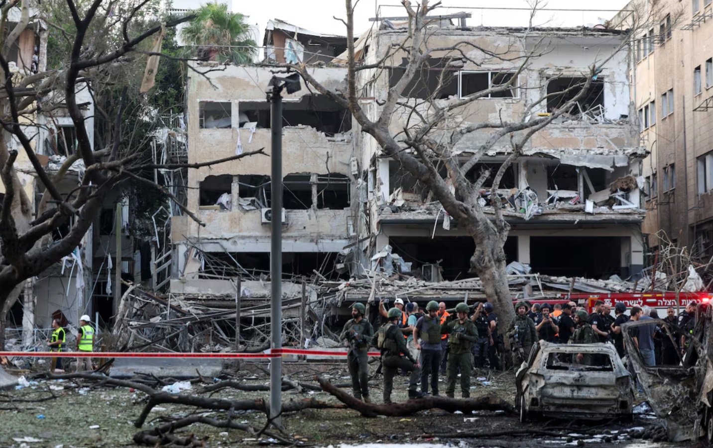 伊朗向以色列发射导弹后,应急人员在以色列特拉维夫的撞击现场工作 伊朗向以色列发射导弹后,应急人员在以色列特拉维夫的撞击现场工作