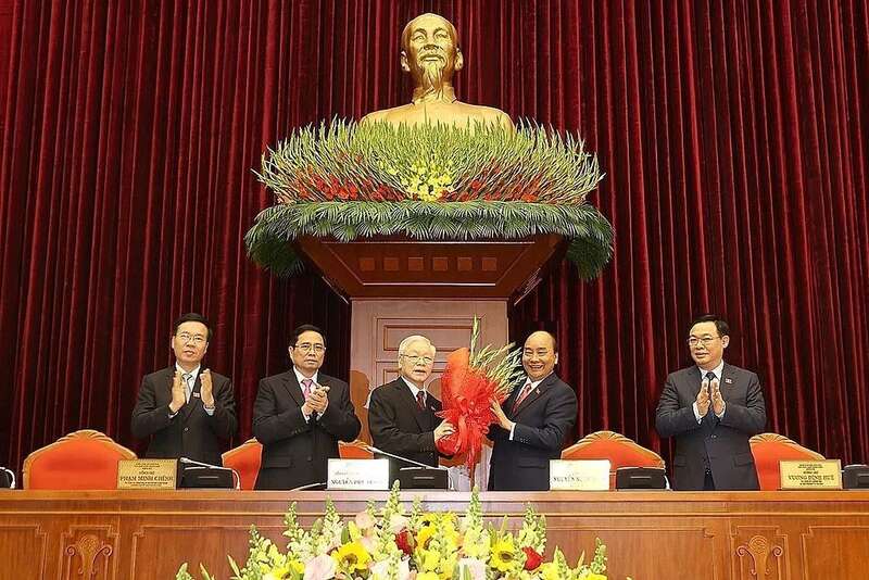 阮春福(右二)、 王廷惠(右一)、范明政（左二）和武文赏（左一）祝贺阮富仲(中左)连任越共中央委员会总书记 ...