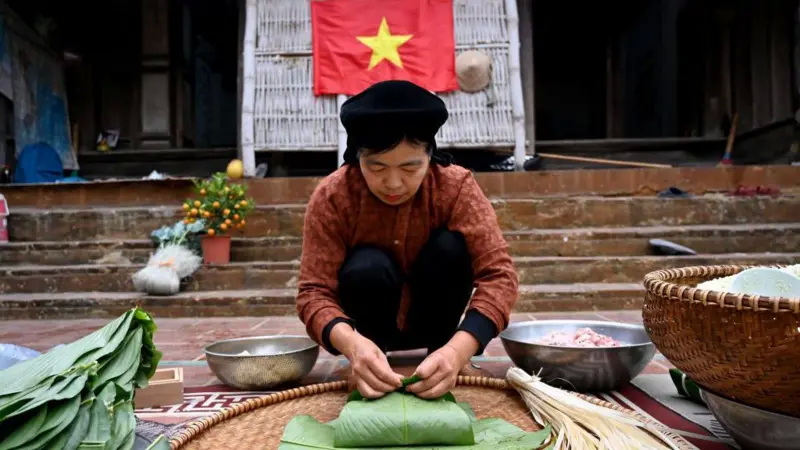 一位越南妇女正在包粽子 一位越南妇女正在包粽子