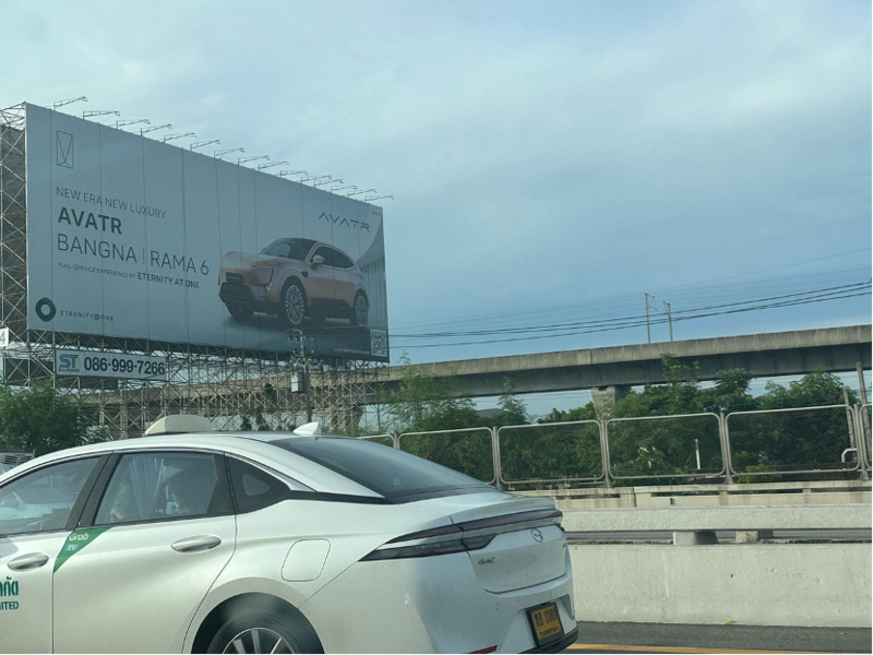 机场通往市区的高速公路两旁,树立着上汽MG、比亚迪、长安阿维塔等多家车企的户外广告 ... 机场通往市区的高速公路两旁,树立着上汽MG、比亚迪、长安阿维塔等多家车企的户外广告 ...