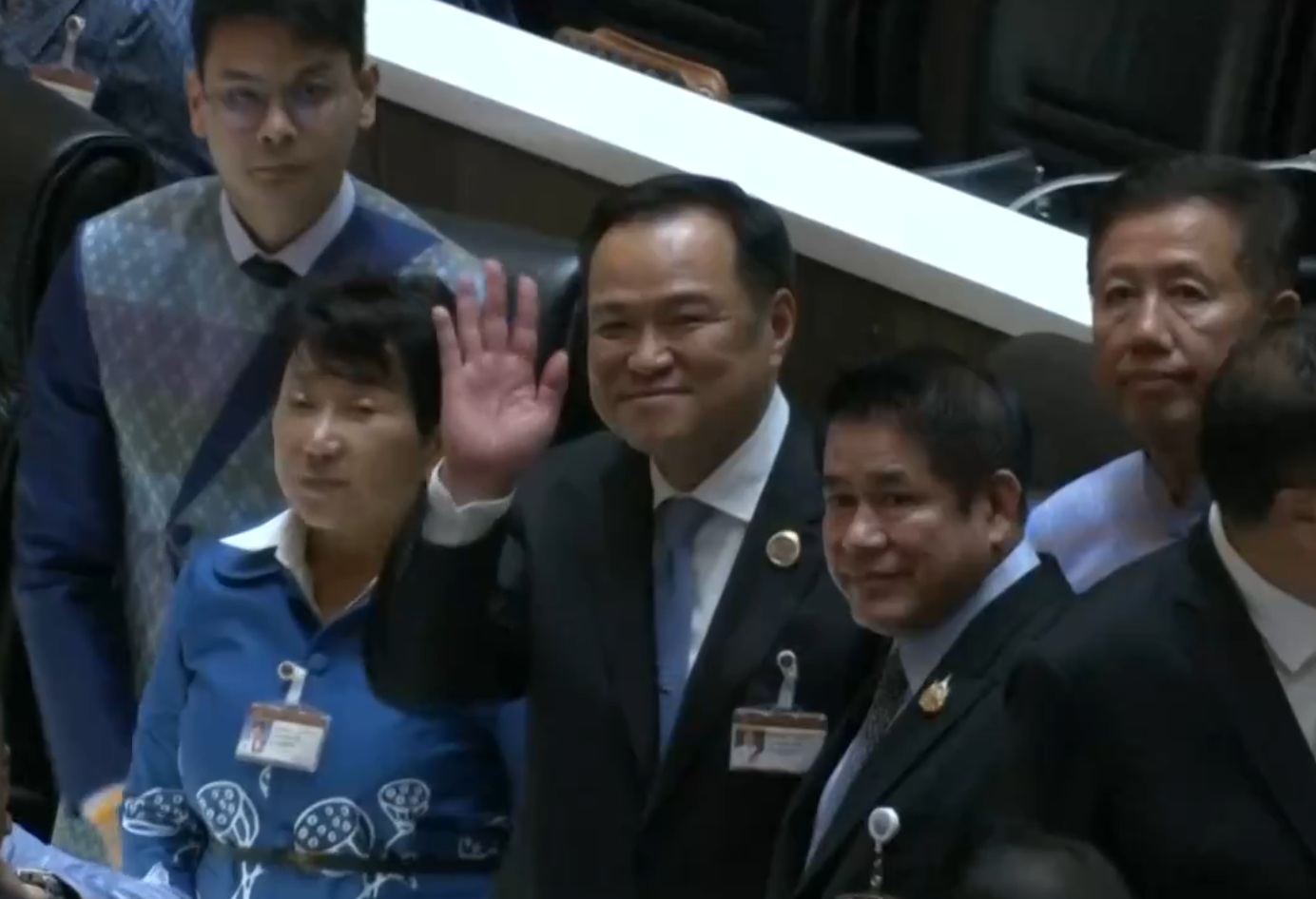 阿努廷·查恩维拉库尔被泰国议会选举为新总理