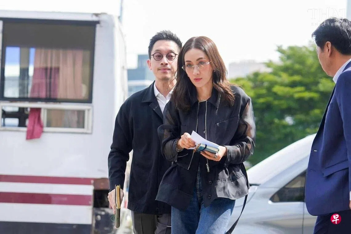 泰国前首相达信的大女儿萍通塔(中)与丈夫纳塔蓬(左一)星期四到曼谷孔普雷监狱探望达信 ... ... 泰国前首相达信的大女儿萍通塔(中)与丈夫纳塔蓬(左一)星期四到曼谷孔普雷监狱探望达信 ... ...