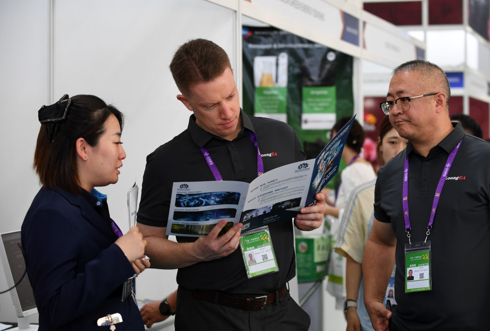 在广西南宁国际会展中心,人们在展览现场交流 在广西南宁国际会展中心,人们在展览现场交流