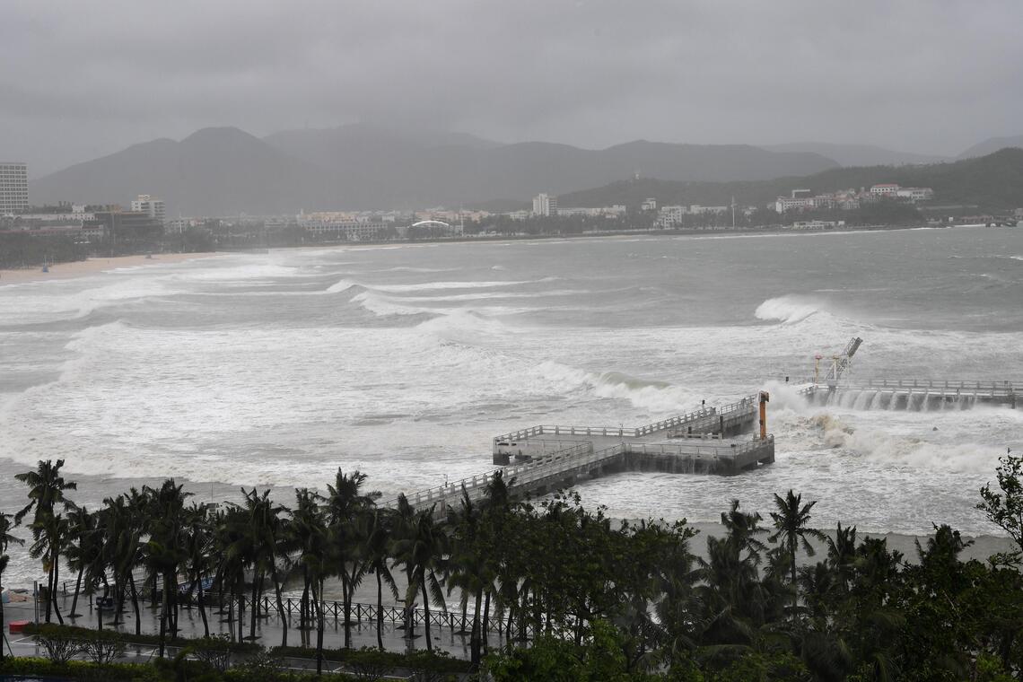 受“博罗依”逼近影响,中国海南省三亚市大东海景区附近海域9月28日涌起滚滚白浪 ... 受“博罗依”逼近影响,中国海南省三亚市大东海景区附近海域9月28日涌起滚滚白浪 ...