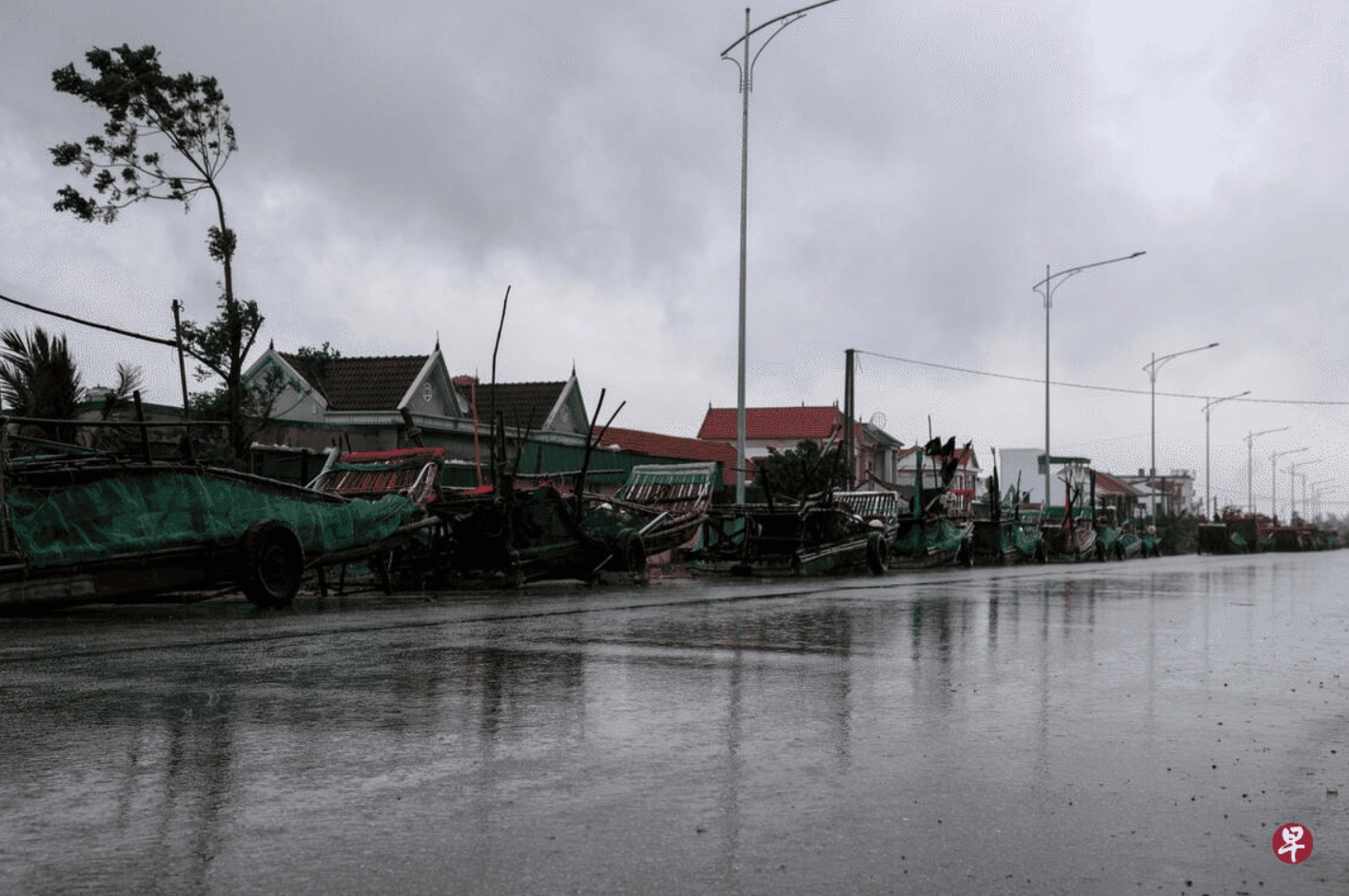 义安省的渔船集体停放在道路旁 义安省的渔船集体停放在道路旁