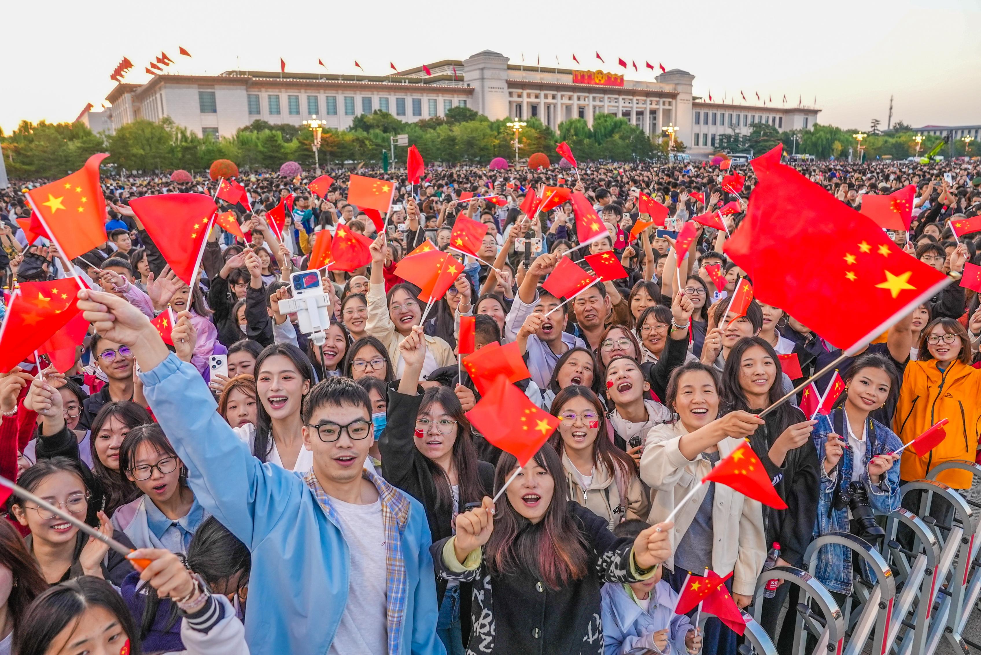 国庆节全国各地的12.1万名各界群众汇聚在天安门广场,观看隆重的升国旗仪式 ... ... 国庆节全国各地的12.1万名各界群众汇聚在天安门广场,观看隆重的升国旗仪式 ... ...