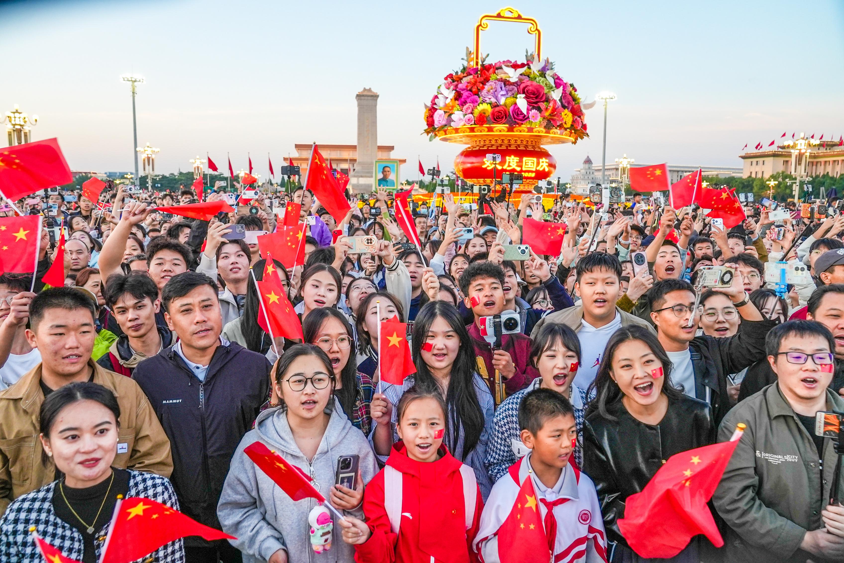 国庆节全国各地的12.1万名各界群众汇聚在天安门广场,观看隆重的升国旗仪式 ... ... 国庆节全国各地的12.1万名各界群众汇聚在天安门广场,观看隆重的升国旗仪式 ... ...