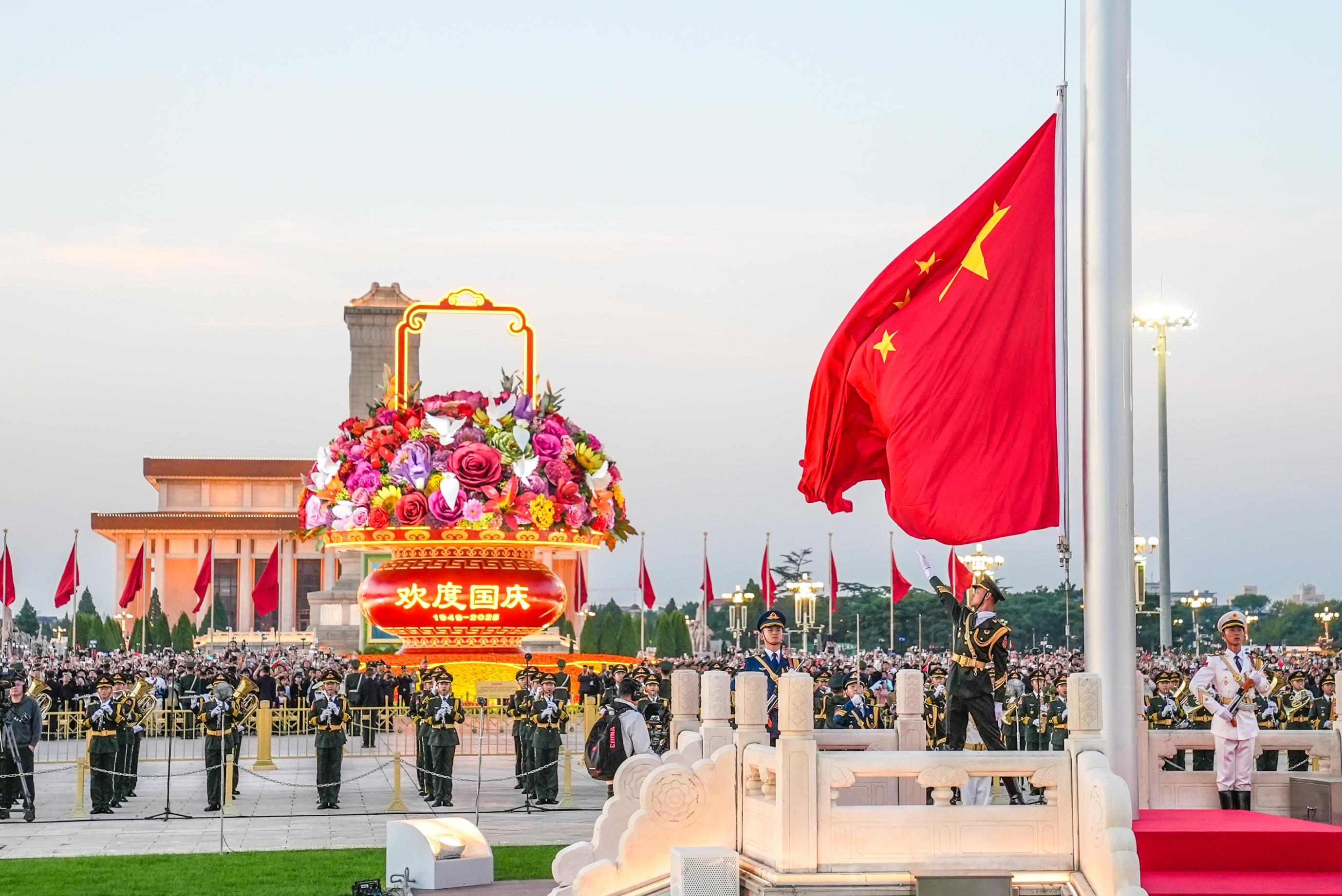 国庆节全国各地的12.1万名各界群众汇聚在天安门广场,观看隆重的升国旗仪式 ... ... 国庆节全国各地的12.1万名各界群众汇聚在天安门广场,观看隆重的升国旗仪式 ... ...