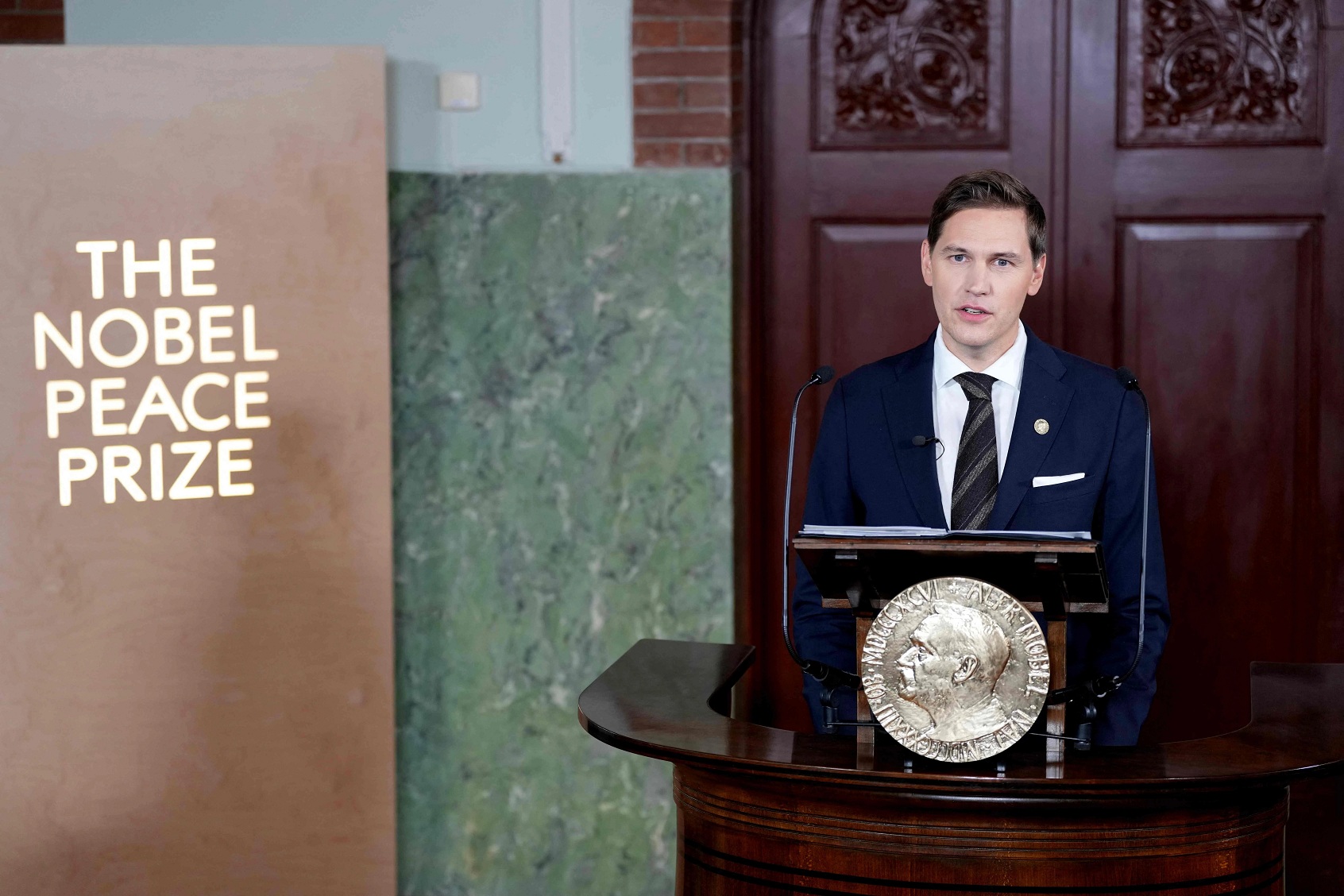 诺贝尔委员会主席约尔根·沃特内·弗莱德内斯在挪威首都奥斯陆诺贝尔研究所 ... 诺贝尔委员会主席约尔根·沃特内·弗莱德内斯在挪威首都奥斯陆诺贝尔研究所 ...