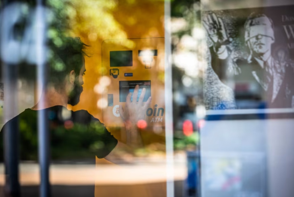 在加密货币因唐纳德·特朗普总统的政策而获得巨额收益之后，对中国提高关税的威胁引发了历史上最大规模的加 ...