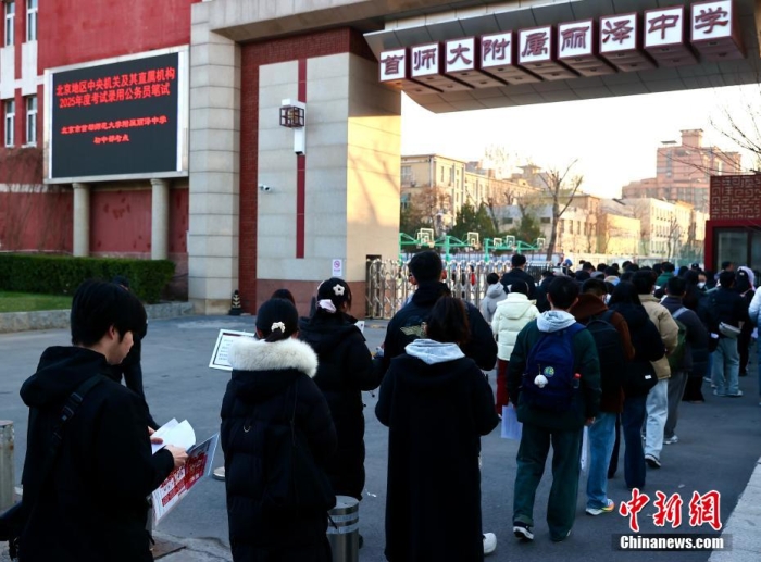 北京首都师范大学附属丽泽中学初中部考点,考生排队进入考场 北京首都师范大学附属丽泽中学初中部考点,考生排队进入考场