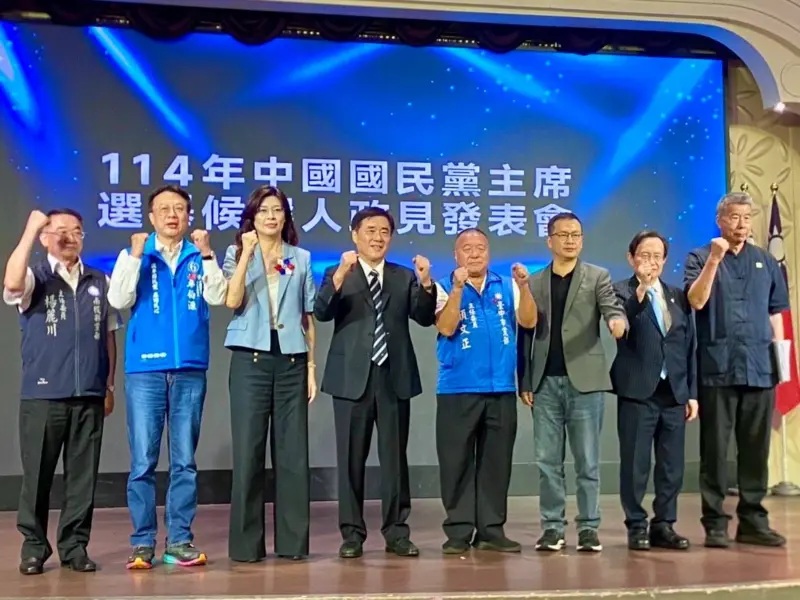 郑丽文(左三)击败郝龙斌(左四)当选国民党主席 郑丽文(左三)击败郝龙斌(左四)当选国民党主席