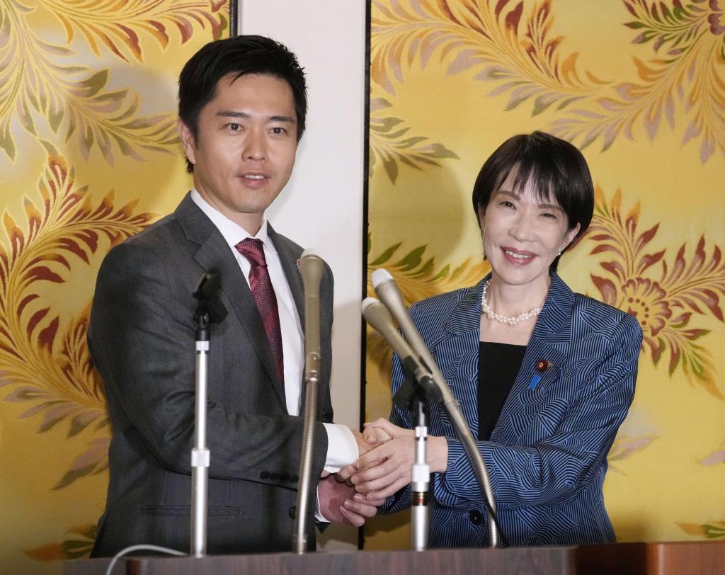 日本自民党总裁高市早苗(右)与维新会党首吉村洋文在记者会上握手 日本自民党总裁高市早苗(右)与维新会党首吉村洋文在记者会上握手