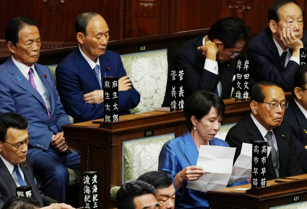 自民党总裁高市早苗(前排右二)在临时国会众议院首相指名选举现场阅读文件 ... 自民党总裁高市早苗(前排右二)在临时国会众议院首相指名选举现场阅读文件 ...