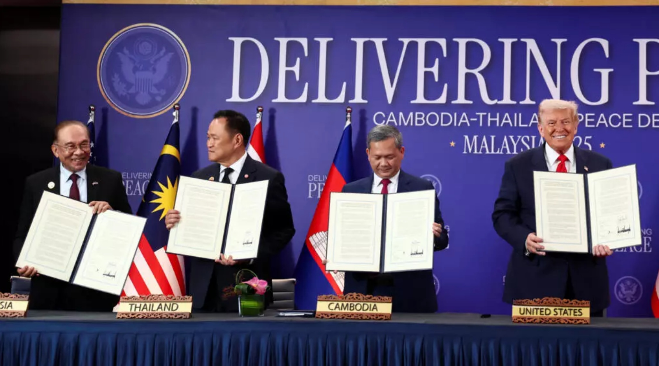 美国总统唐纳德·特朗普周日在吉隆坡与东南亚三个国家签署了一系列贸易和关键矿产协议,并签署了泰柬停火协 ... 美国总统唐纳德·特朗普周日在吉隆坡与东南亚三个国家签署了一系列贸易和关键矿产协议,并签署了泰柬停火协 ...